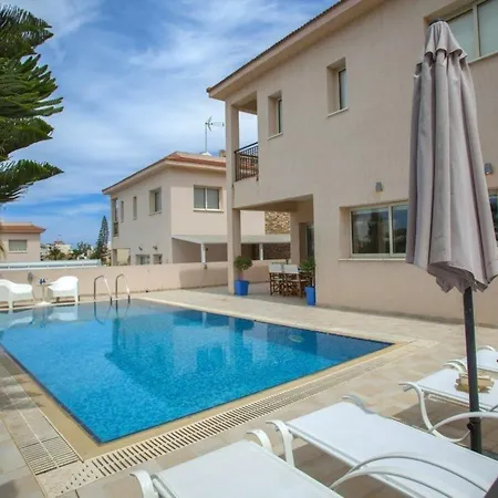 Michelle 2 Minutes From The Beach Pernera 109 Villa